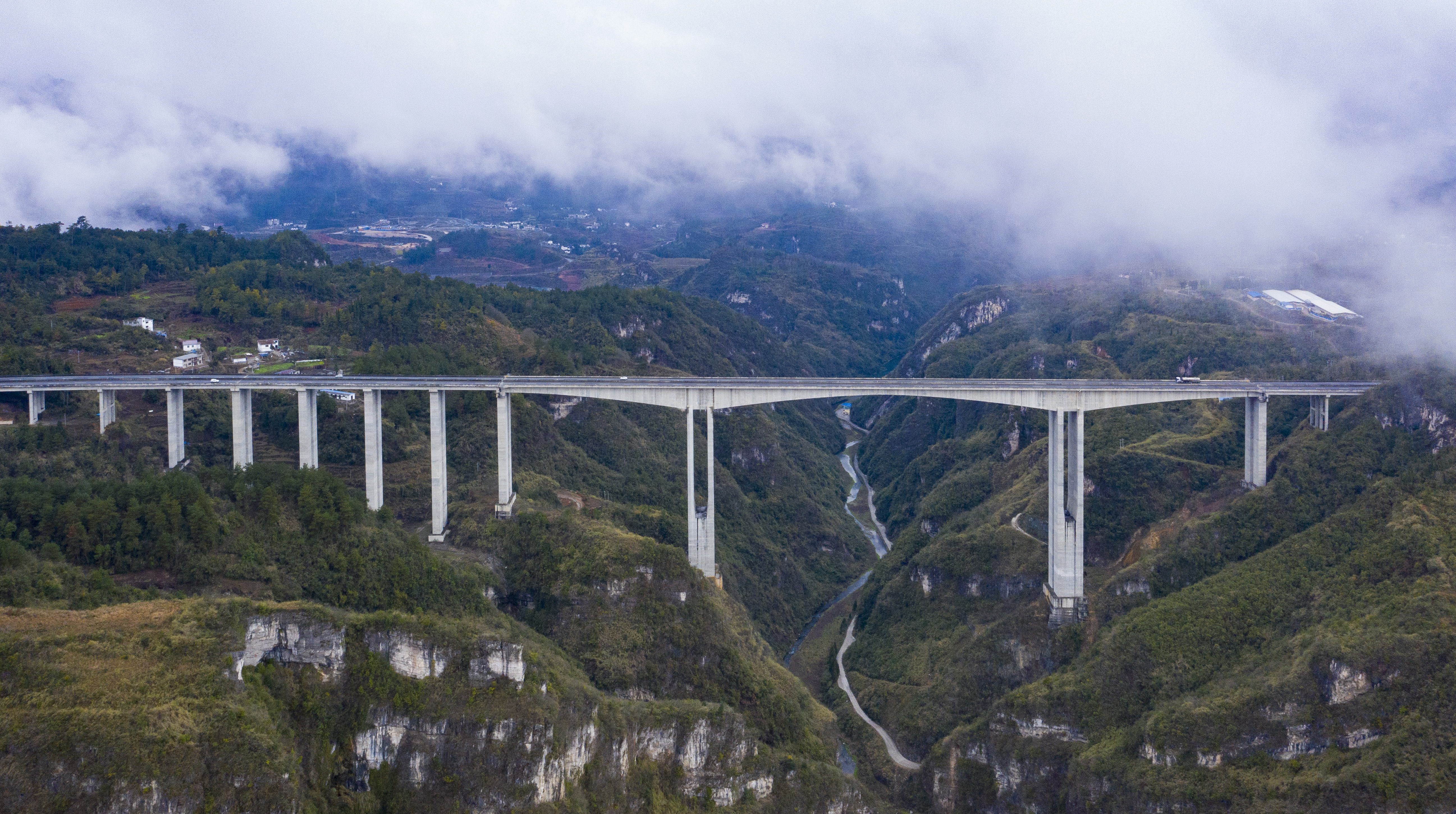 DJI_0633---開(kāi)陽(yáng)至息烽高速公路洋水河大橋。貴州日?qǐng)?bào)天眼新聞?dòng)浾?聞雙攝.JPG