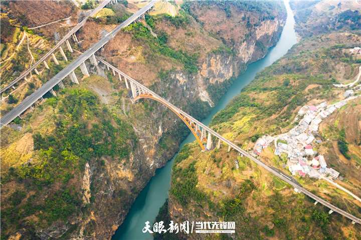 北盤江大橋鐵路橋   2003年度建筑工程魯班獎(jiǎng)和第四屆詹天佑土木工程大獎(jiǎng).jpg