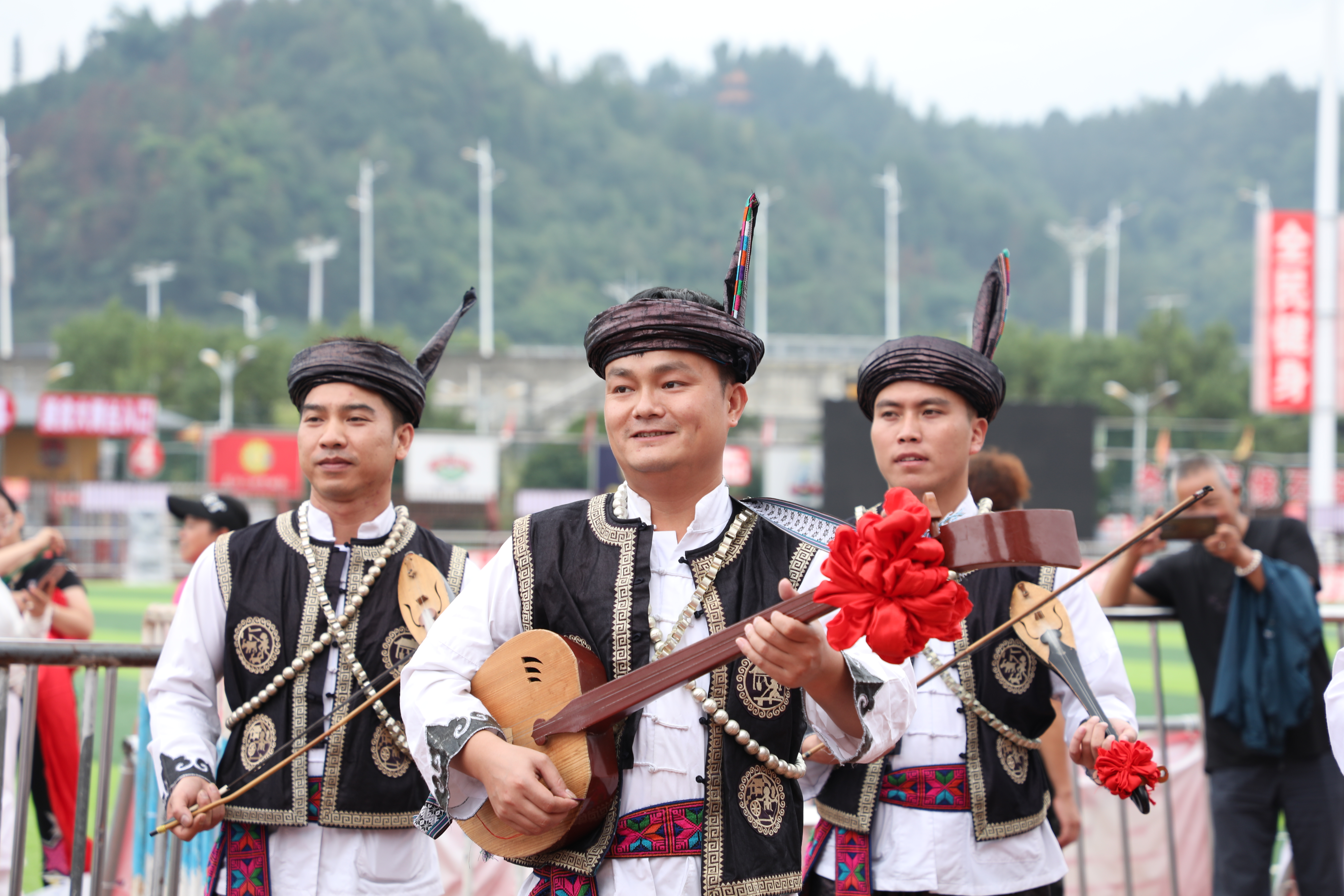 “村超”球場(chǎng)邊，民族歌舞表演人員正在排練 。.JPG