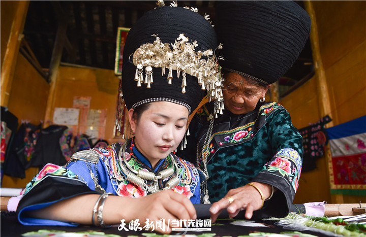在貴州省銅仁市松桃苗族自治縣太平營街道老寨村，一老人在指導(dǎo)繡娘繡苗繡。.jpg