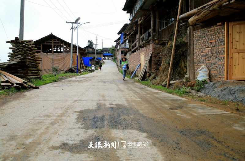 圖8：2020年5月31日拍攝的榕江縣八開鎮(zhèn)常寨村通村公路改造后硬化公路。 李長華 攝.jpg