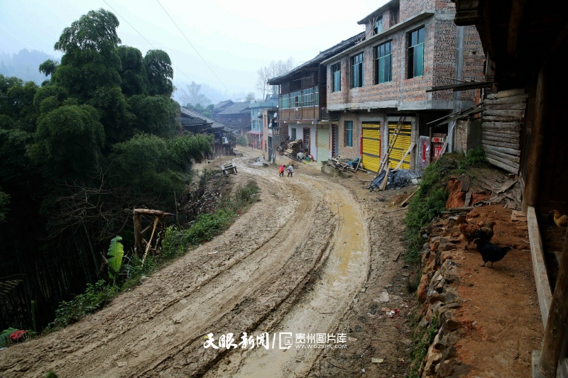 圖9：2015年3月10日拍攝的榕江縣古州鎮(zhèn)高興村通村公路改造前泥濘的公路。 李長華 攝.jpg