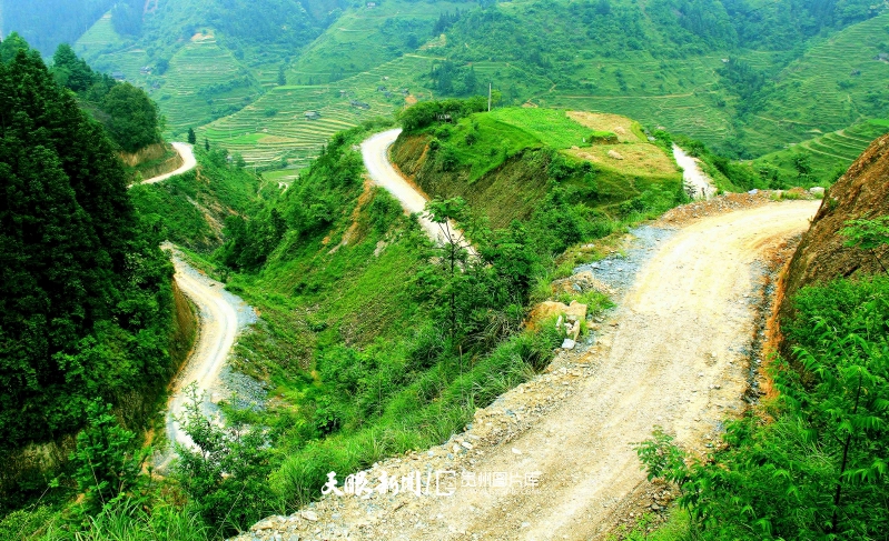 圖11：2000年1月1日拍攝的榕江縣平江鎮(zhèn)當(dāng)鳩村通村土石公路。 李長華 攝.jpg