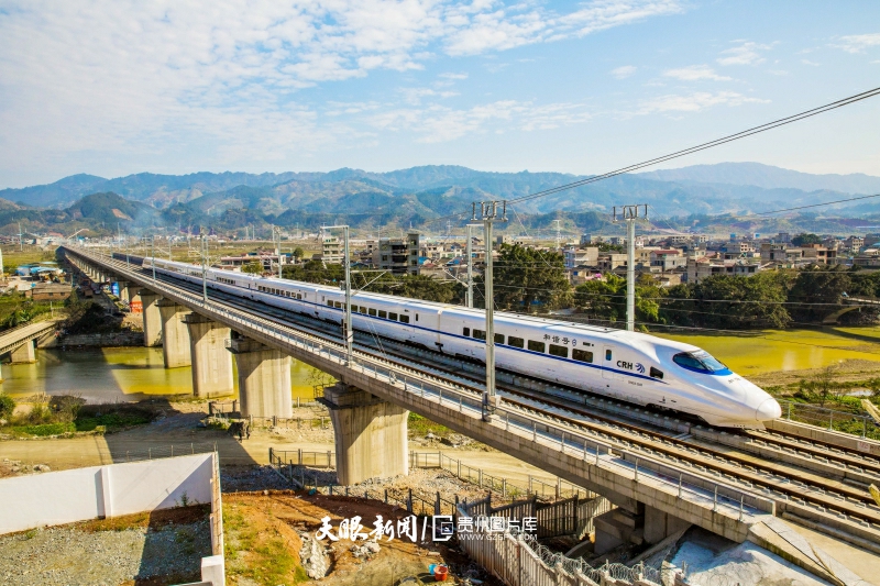 圖18：2014年12月4日，貴廣高鐵一列和諧號(hào)動(dòng)車飛馳在月寨特大橋上。  李長華 攝.jpg